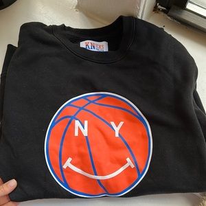 New York Knicks black crew neck sweatshirt. Excellent condition.